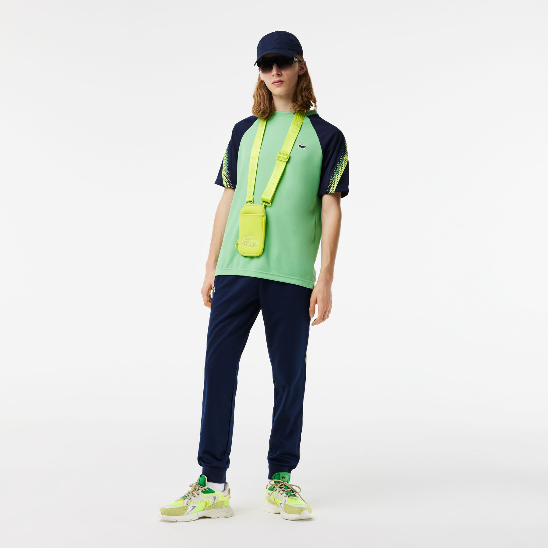 تيشيرت بقصة عادية وشريط بشعار الماركة للرجال مجموعة Lacoste Sport&lrm;