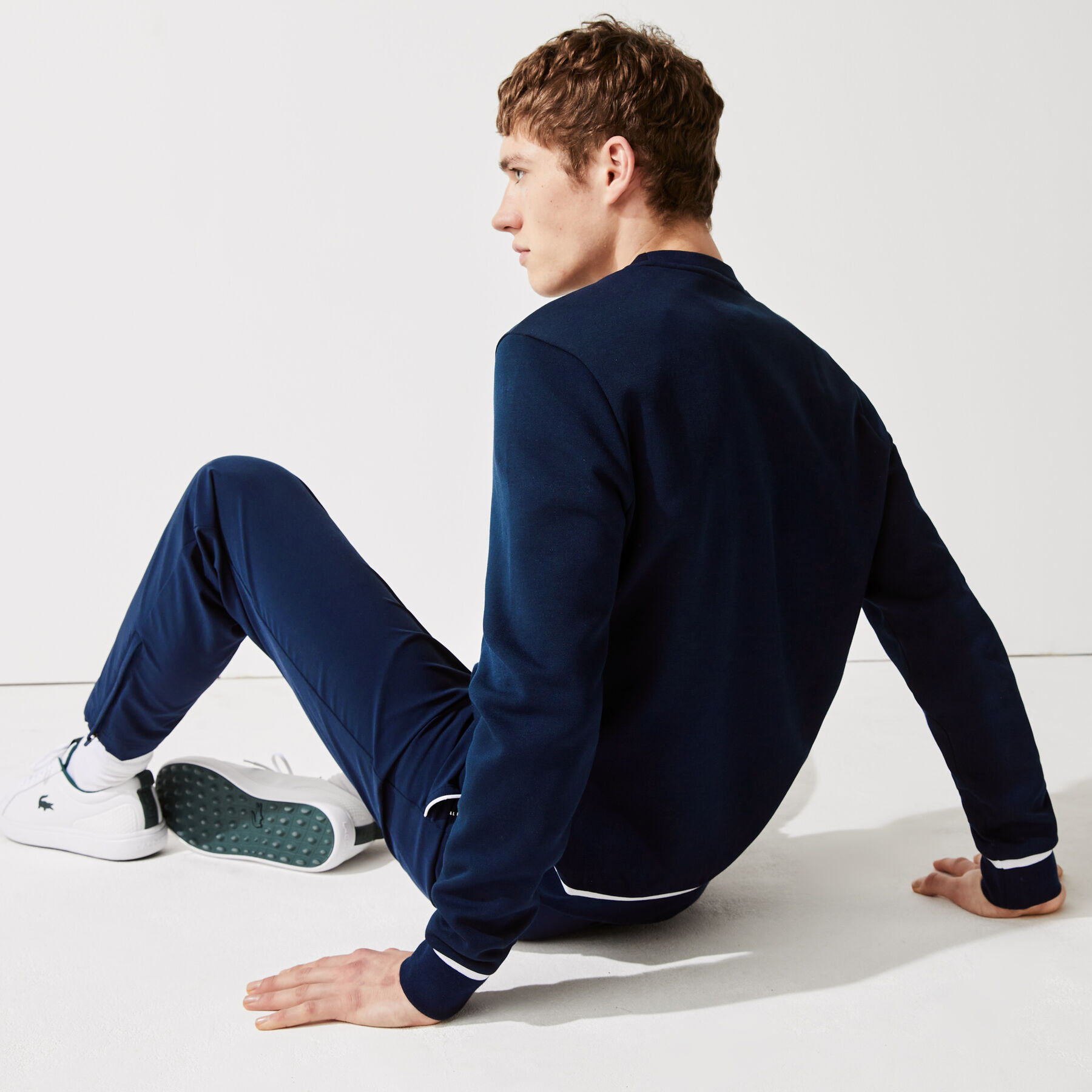 لاكوست سويت شيرت للجولف مع طباعة رسومية وفتحة رقبة مستديرة مجموعة lacoste sport للرجال