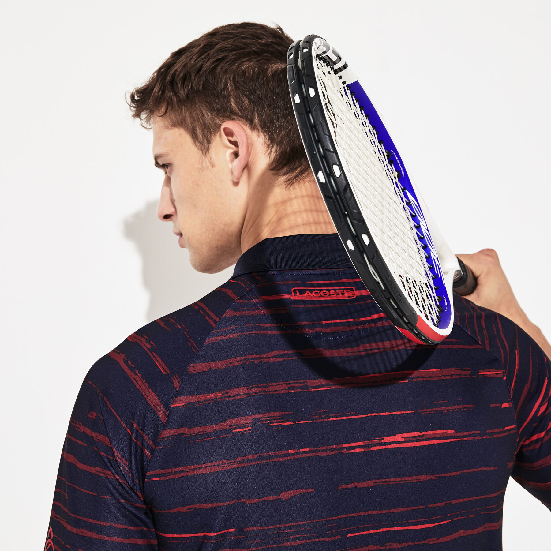 قميص بولو للرجال من الجيرسيه مزدان بالطبعات الخاصة بمجموعة Novak Djokovic منLacoste SPORT لاكوست قميص بولو للرجال من الجيرسيه مزدان بالطبعات الخاصة بمجموعة novak djokovic منlacoste sport