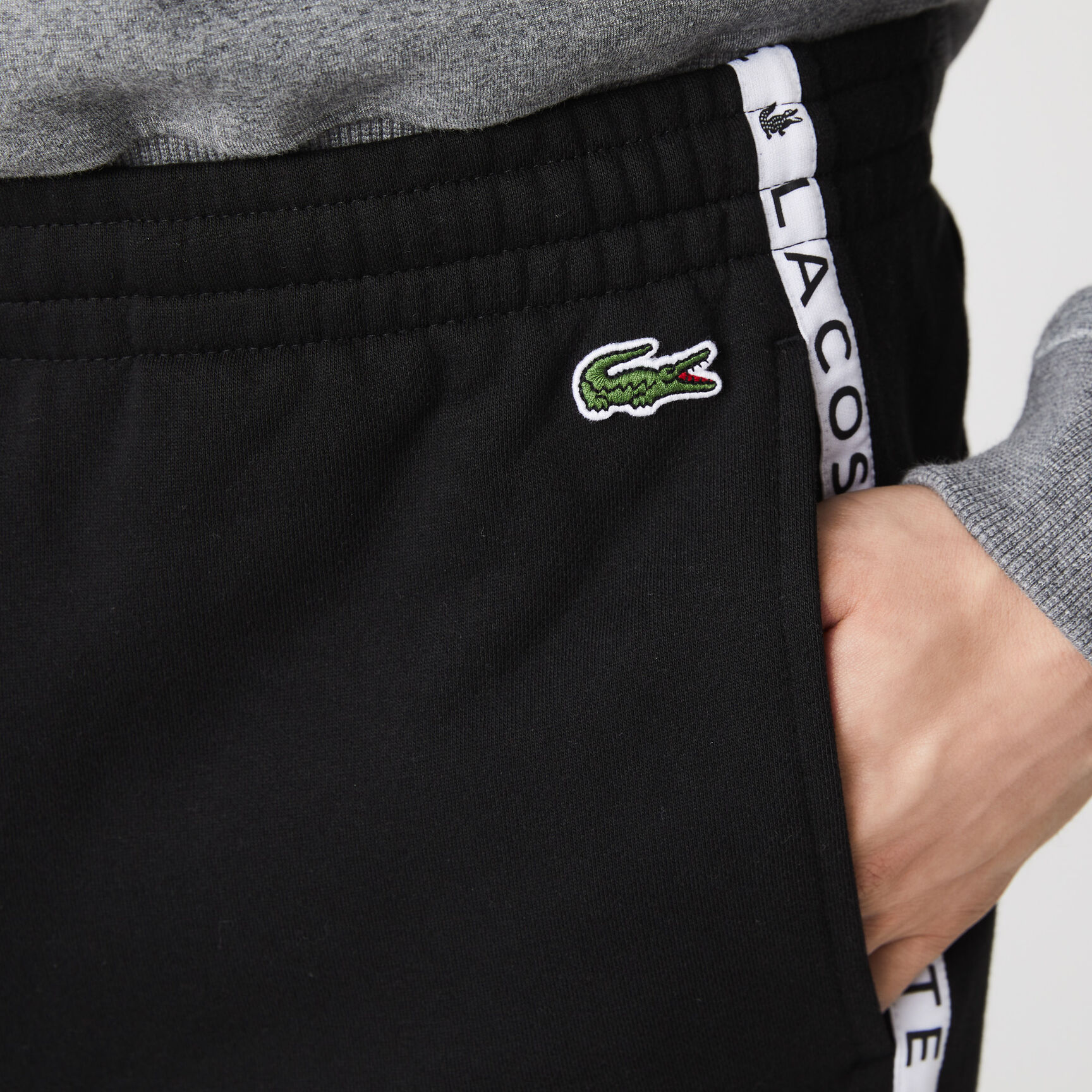 شورت برمودا من الصوف بحروف من Lacoste للرجال