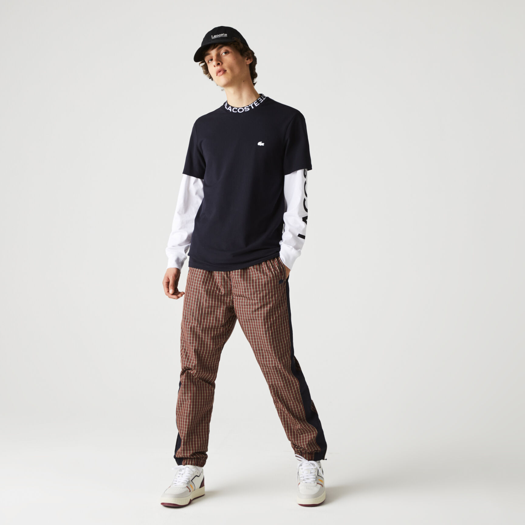 تيشيرت بيكيه خفيف بشعار الماركة على الياقة للرجال