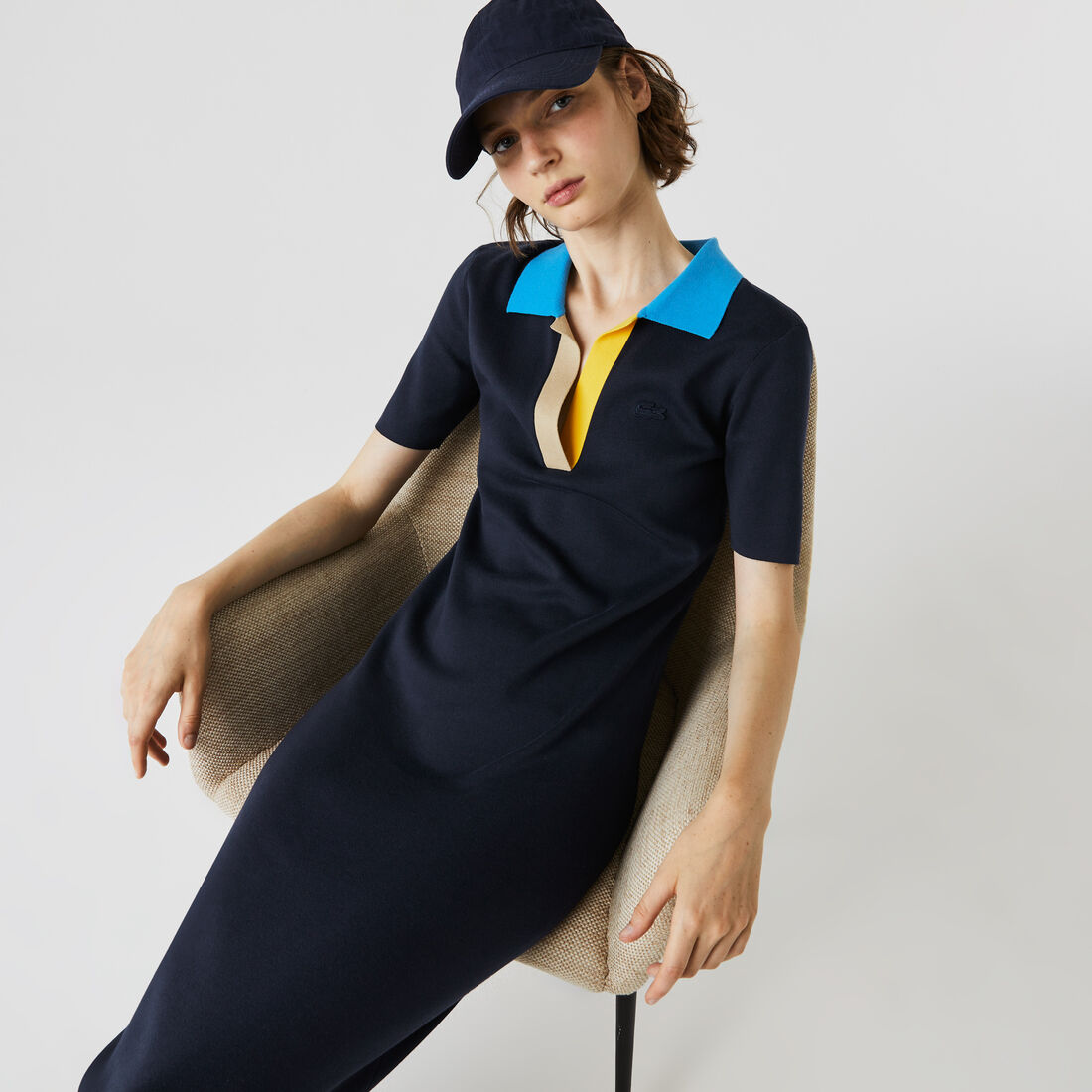 فستان طويل بشكل قميص من القطن المحبوك ثنائي اللون بياقة بولو للنساء