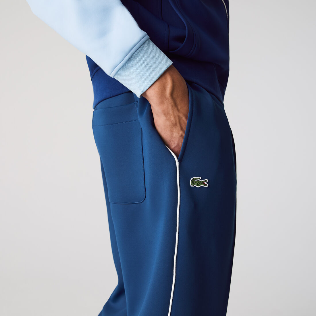 بنطال رياضي من النيوبرين الخفيف مع كتل لونية من مجموعة Lacoste LIVE للجنسين بنطال رياضي من النيوبرين الخفيف مع كتل لونية من مجموعة Lacoste LIVE للجنسين