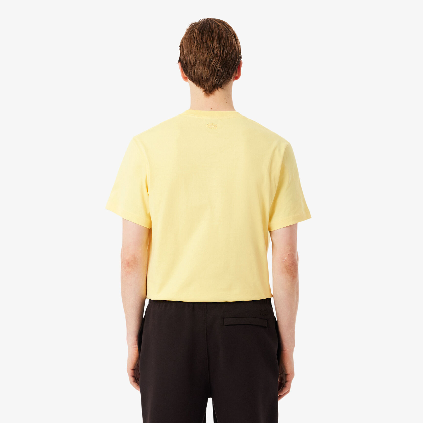 تيشيرت كلاسيكي بقصة مريحة وبشعار الماركة