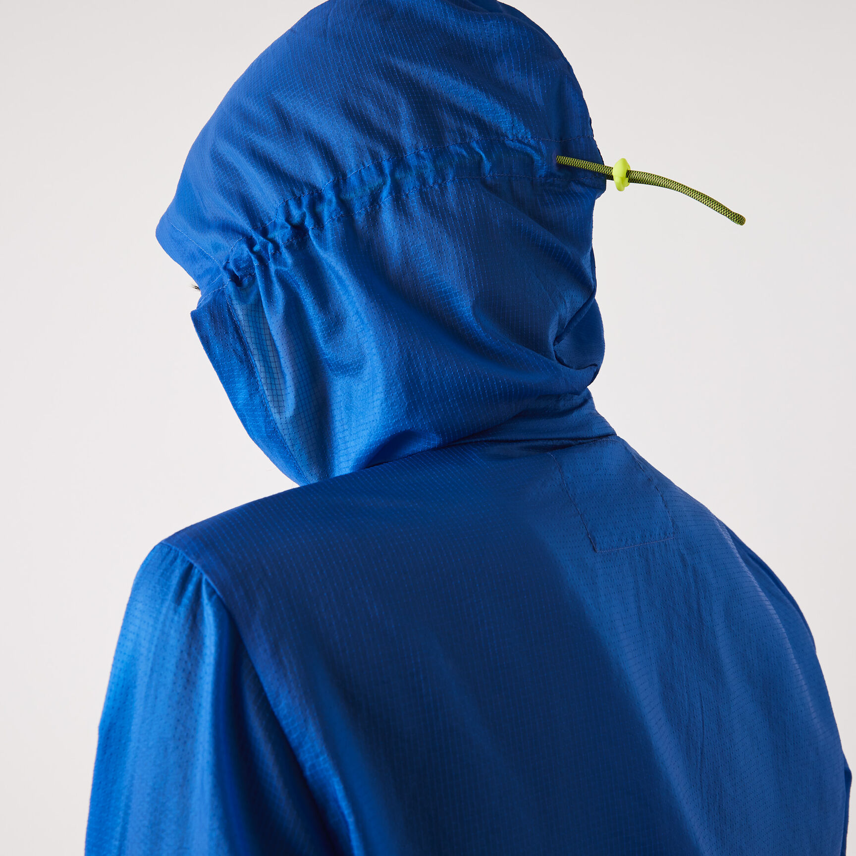 جاكيت مقاوم للمياه وقابل للطي للنساء من مجموعة Lacoste SPORT جاكيت مقاوم للمياه وقابل للطي للنساء من مجموعة Lacoste SPORT