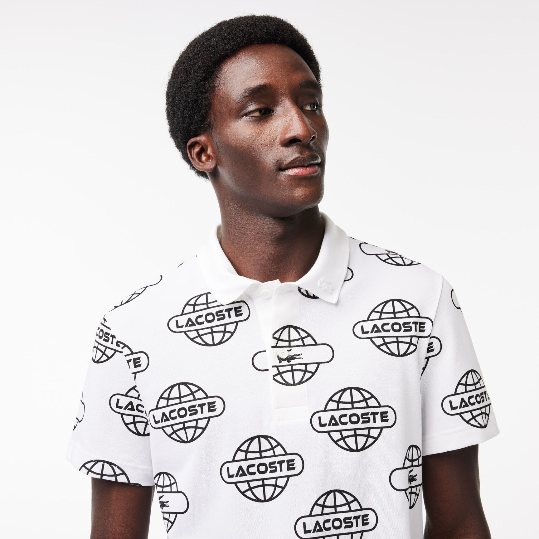 تي شيرت بولو بيكيه معالج بقصّة ضيقة من مجموعة لاكوست موفمنت