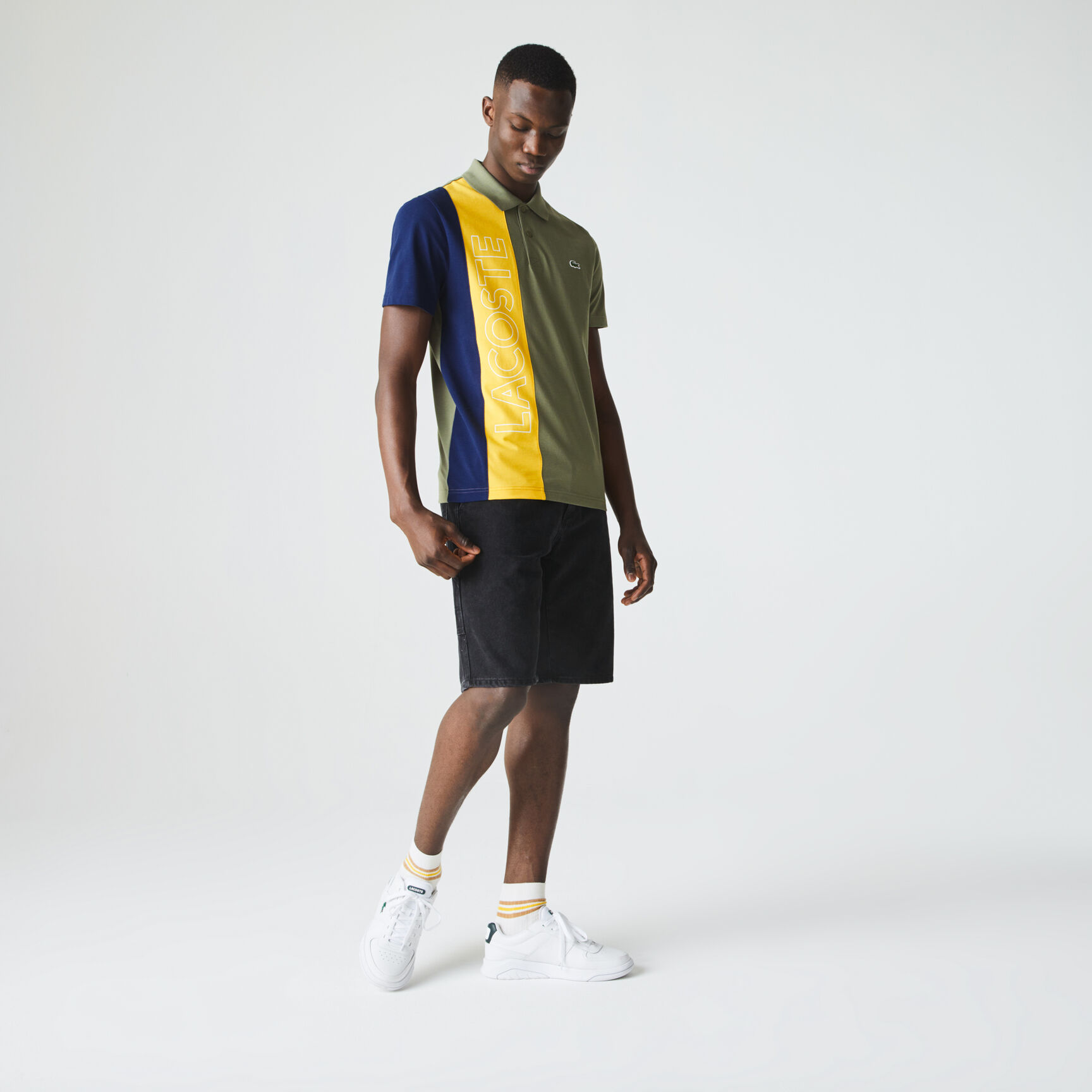 قميص بولو للرجال قصة عادية بكتل لونية من نسيج محبوك فائق الخفة