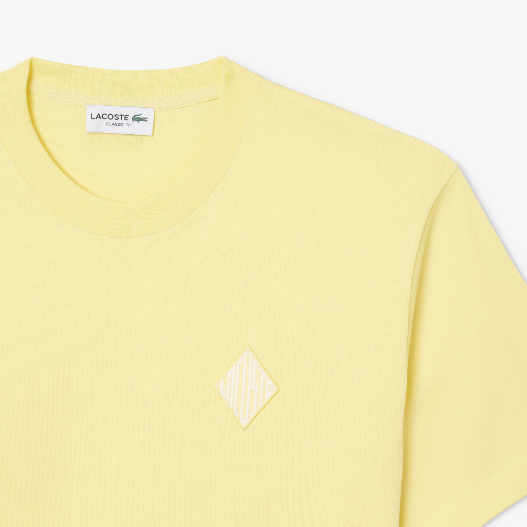 تيشيرت كلاسيكي بقصة مريحة وبشعار الماركة