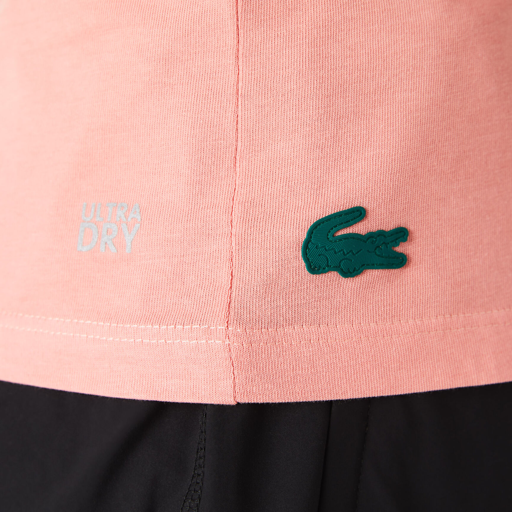 تيشيرت نسائي من مجموعة Lacoste SPORT يسمح بمرور الهواء ومزين بنقشة مربعات