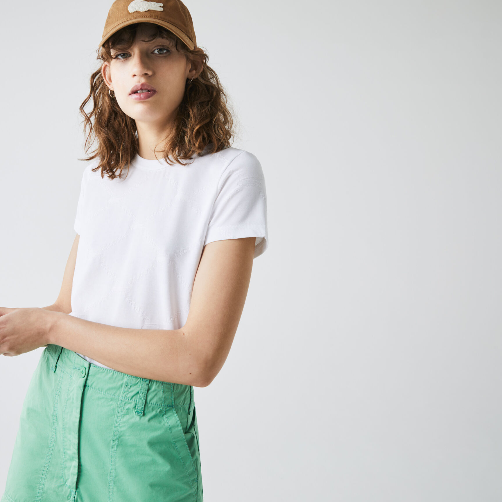 تي شيرت للنساء بنقشة مونوغرام وفتحة رقبة مستديرة مجموعة Lacoste LIVE تي شيرت للنساء بنقشة مونوغرام وفتحة رقبة مستديرة مجموعة Lacoste LIVE