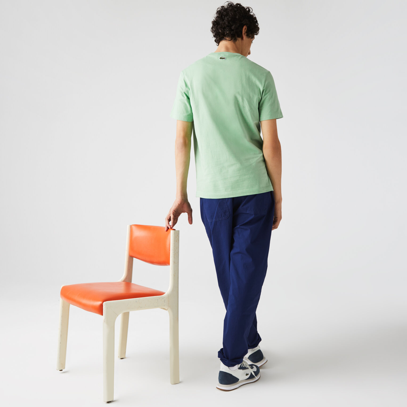 تيشيرت قطن بفتحة رقبة مستديرة وطبعة شعار الماركة للرجال