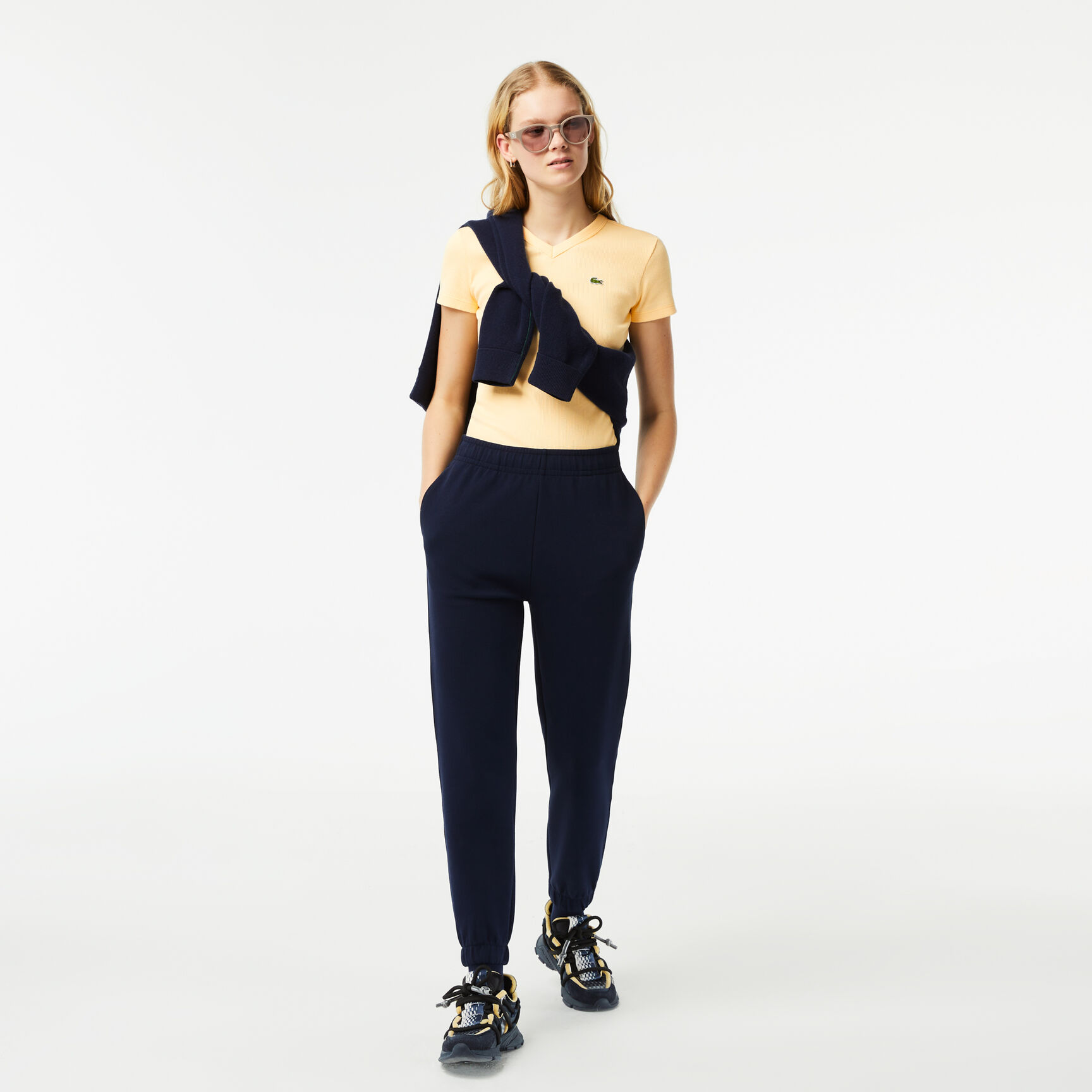 تيشيرت لاكوست قطن عضوي بقصة ضيقة وفتحة رقبة V للنساء