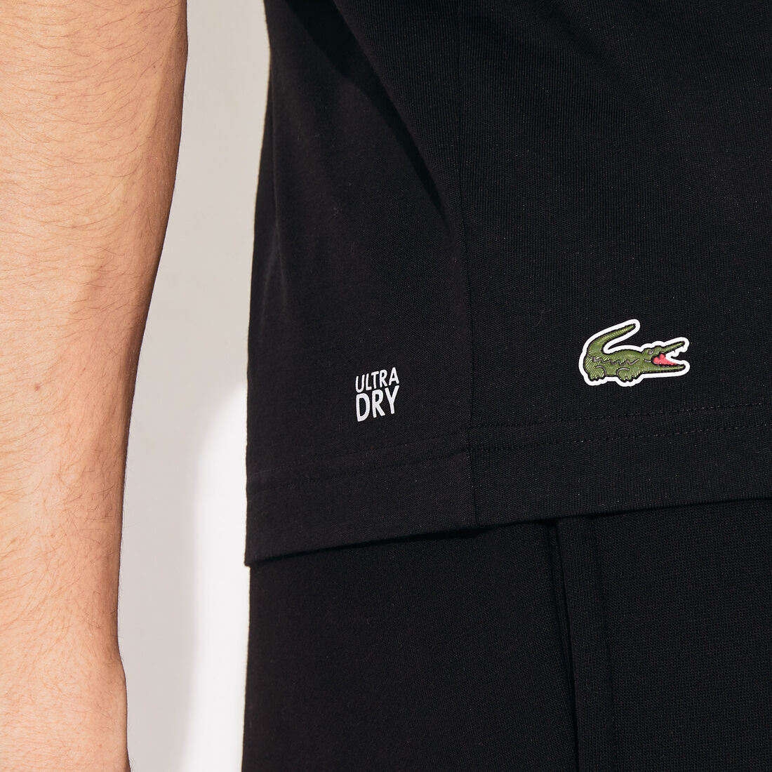 قميص تي - شيرت مسامي مطبوع عليه علامة التمساح من مجموعة Lacoste SPORT للرجال قميص تي - شيرت مسامي مطبوع عليه علامة التمساح من مجموعة Lacoste SPORT للرجال