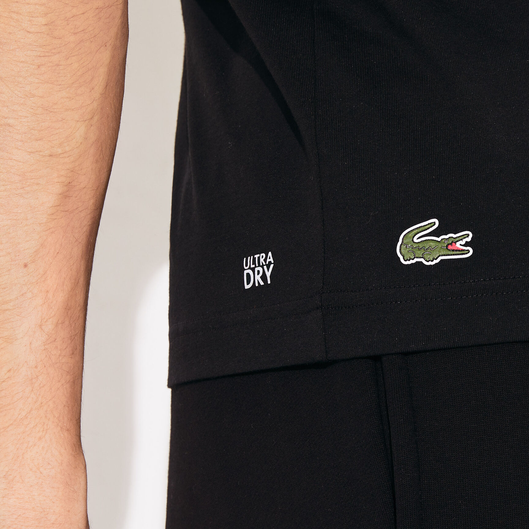 قميص تي - شيرت مسامي مطبوع عليه علامة التمساح من مجموعة Lacoste SPORT للرجال قميص تي - شيرت مسامي مطبوع عليه علامة التمساح من مجموعة Lacoste SPORT للرجال