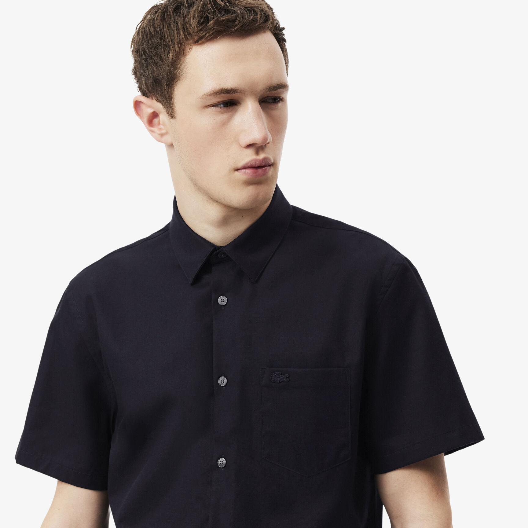 قميص قطني بقصّة عادية وأكمام قصيرة قميص قطني بقصّة عادية وأكمام قصيرة