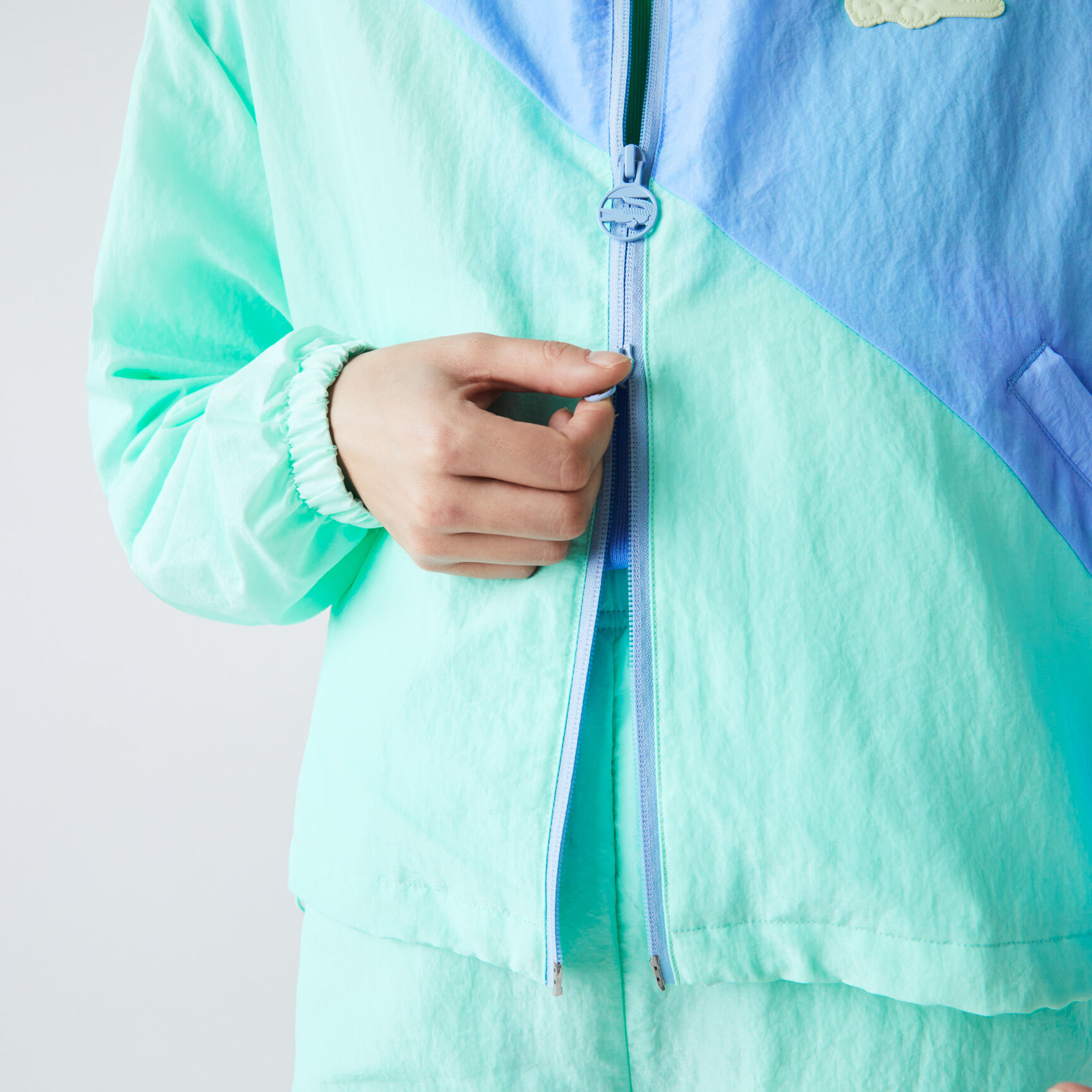 سترة بسحاب واقية من الرياح للنساء مزدوجة اللون من مجموعة Lacoste LIVE سترة بسحاب واقية من الرياح للنساء مزدوجة اللون من مجموعة Lacoste LIVE