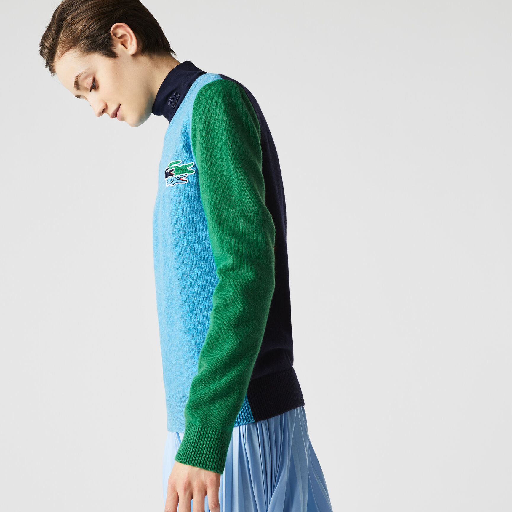 كنزة صوفية نسائية بياقة دائرية مزينة بشارة التمساح كنزة صوفية نسائية بياقة دائرية مزينة بشارة التمساح