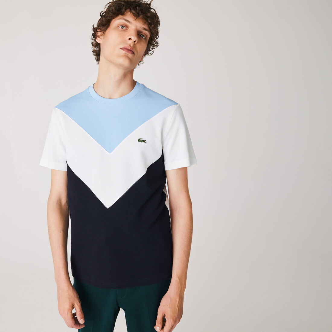 تي شيرت من مزيج قطن البيكيه بكتل لونية مع فتحة رقبة مستديرة للرجال تي شيرت من مزيج قطن البيكيه بكتل لونية مع فتحة رقبة مستديرة للرجال