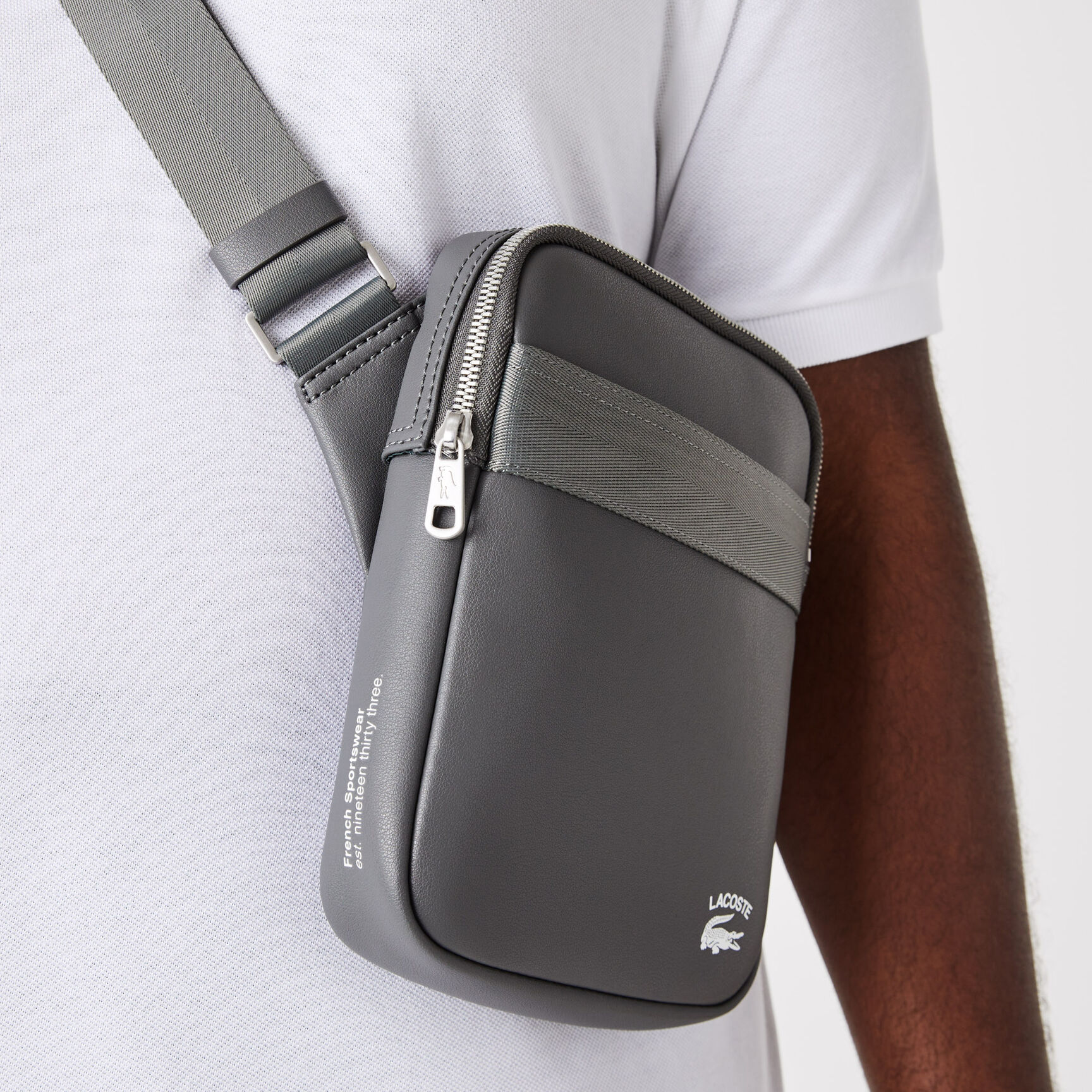 حقيبة كروس لاكوست قنب بشعار الماركة بلون مغاير للرجال