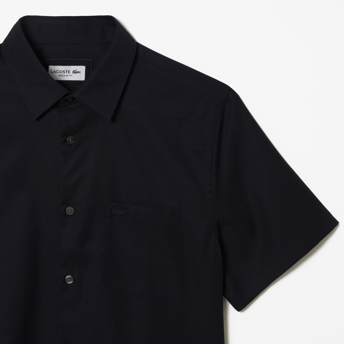 قميص قطني بقصّة عادية وأكمام قصيرة قميص قطني بقصّة عادية وأكمام قصيرة