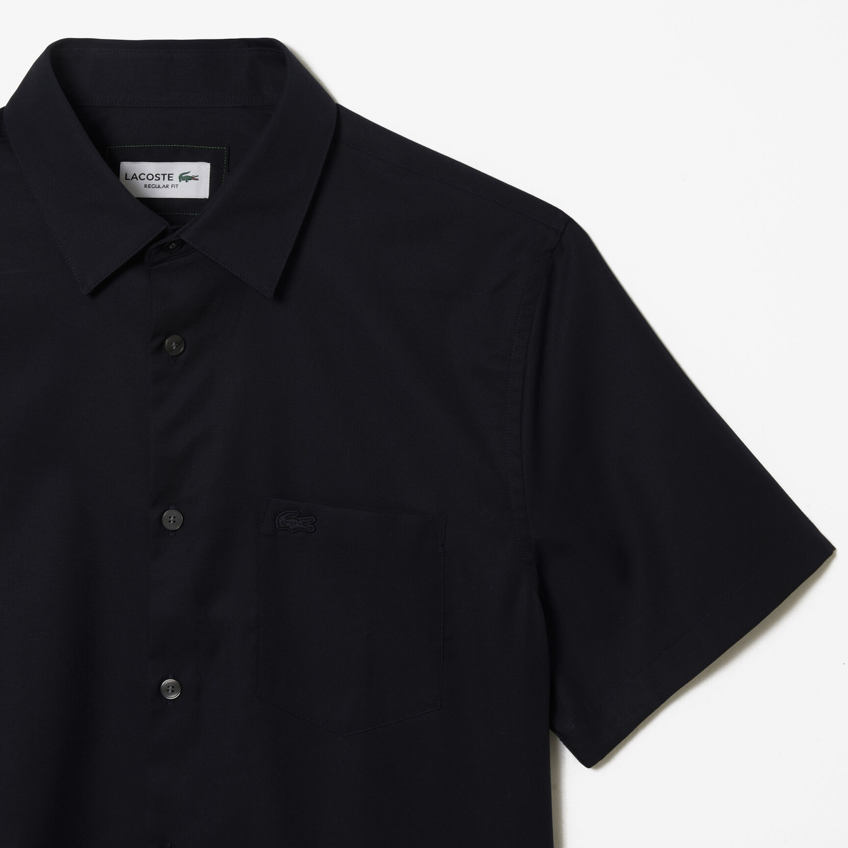 قميص قطني بقصّة عادية وأكمام قصيرة قميص قطني بقصّة عادية وأكمام قصيرة