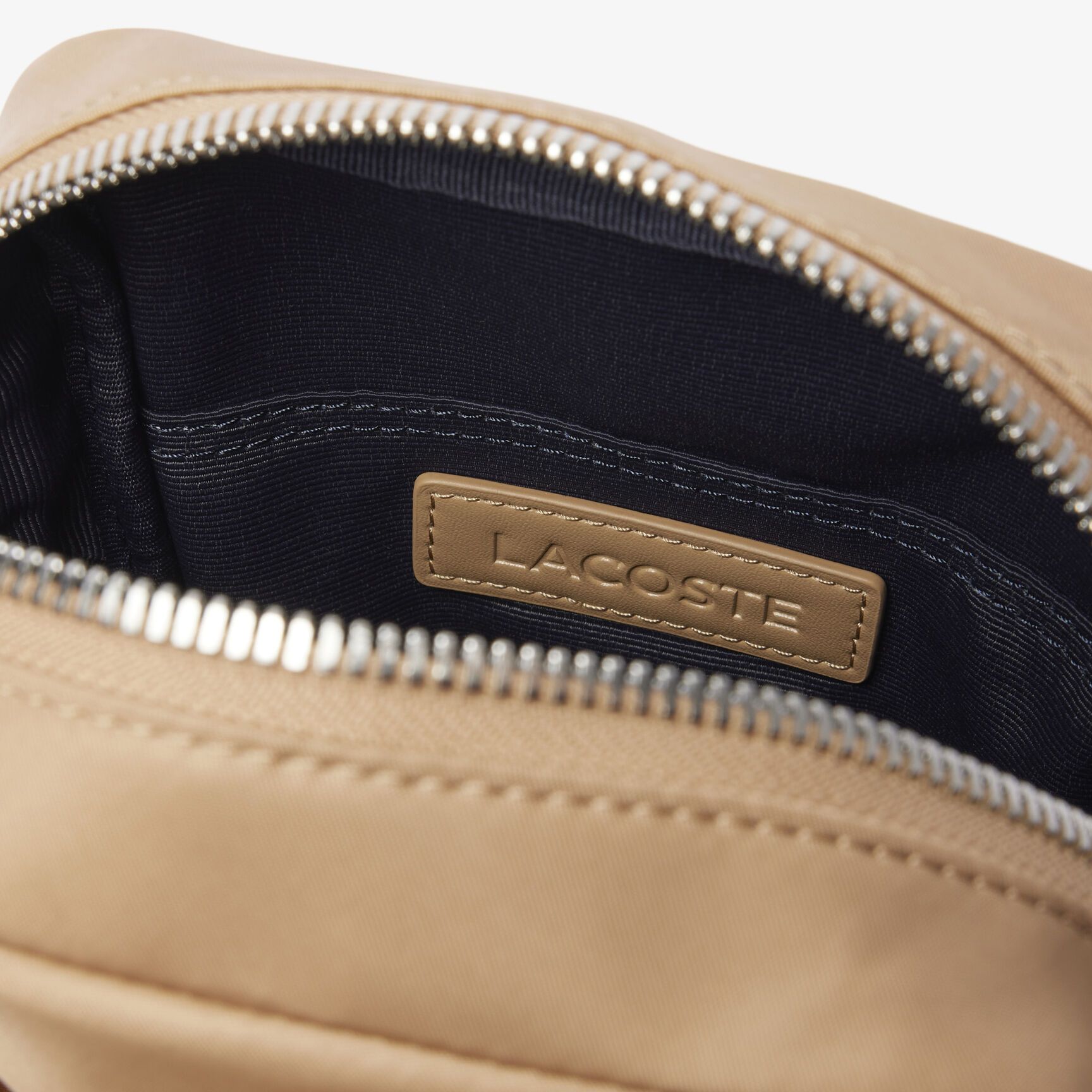 حقيبة لاكوست كلاسيكس العمودية حقيبة لاكوست كلاسيكس العمودية