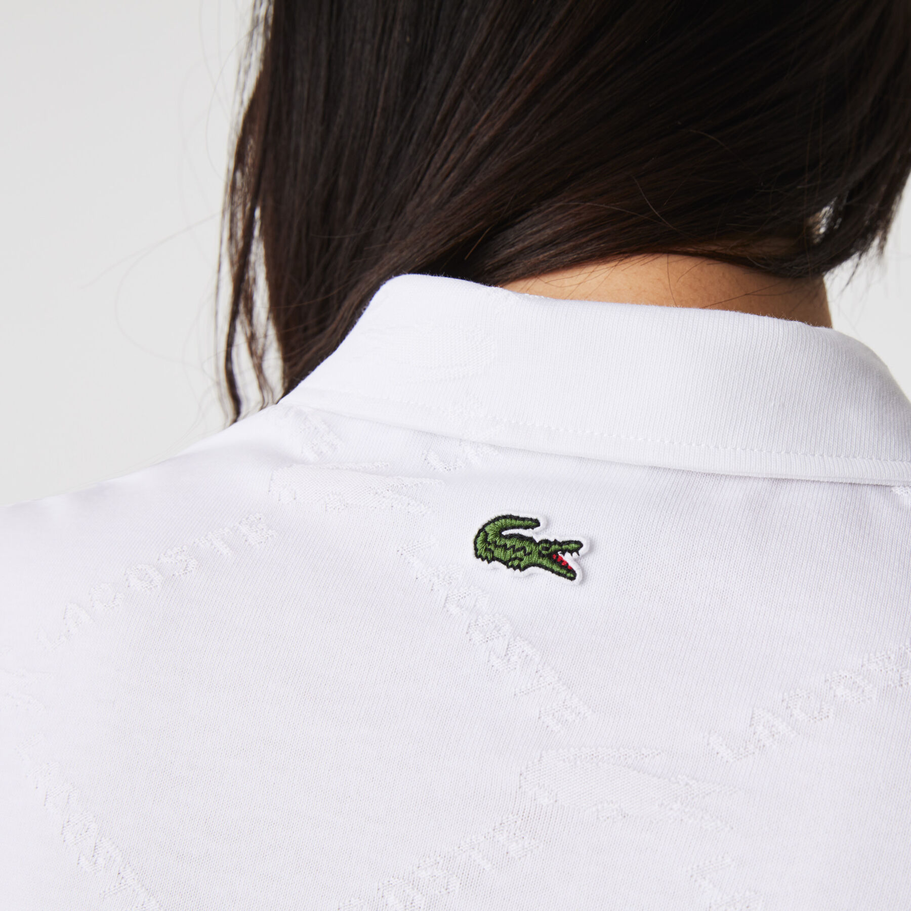 قميص بولو بأنماط مونوغرام وقصة ضيقة مجموعة Lacoste LIVE للنساء قميص بولو بأنماط مونوغرام وقصة ضيقة مجموعة Lacoste LIVE للنساء