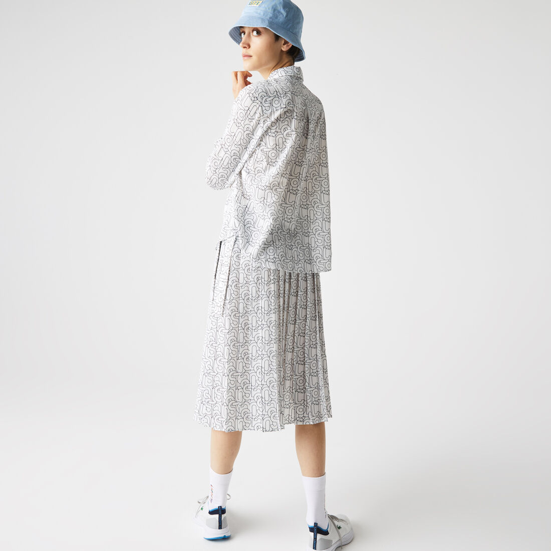 قميص نسائي بقصّة مريحة بطبعات Lacoste قميص نسائي بقصّة مريحة بطبعات Lacoste