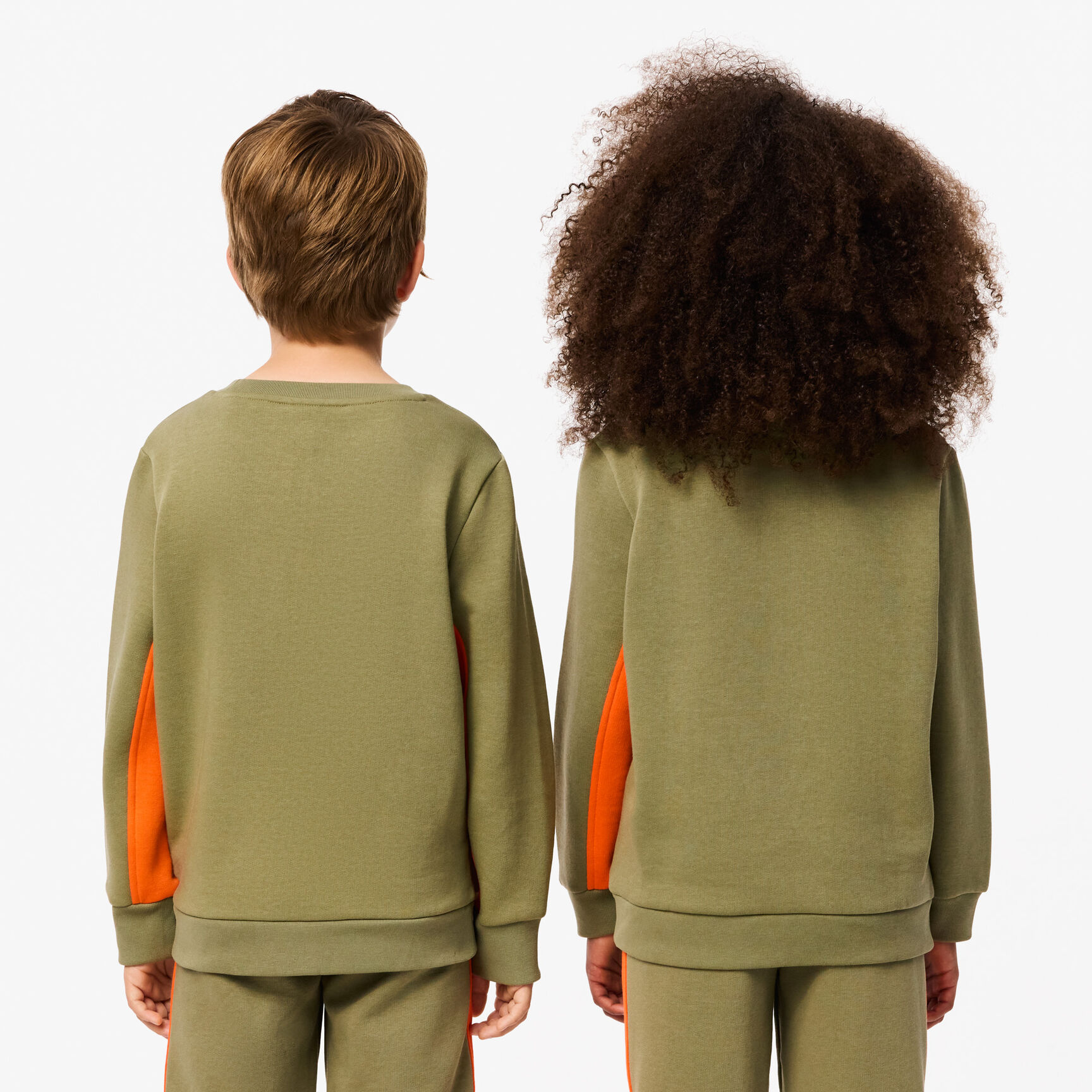 كنزة ذات كتلة ألوان متباينة