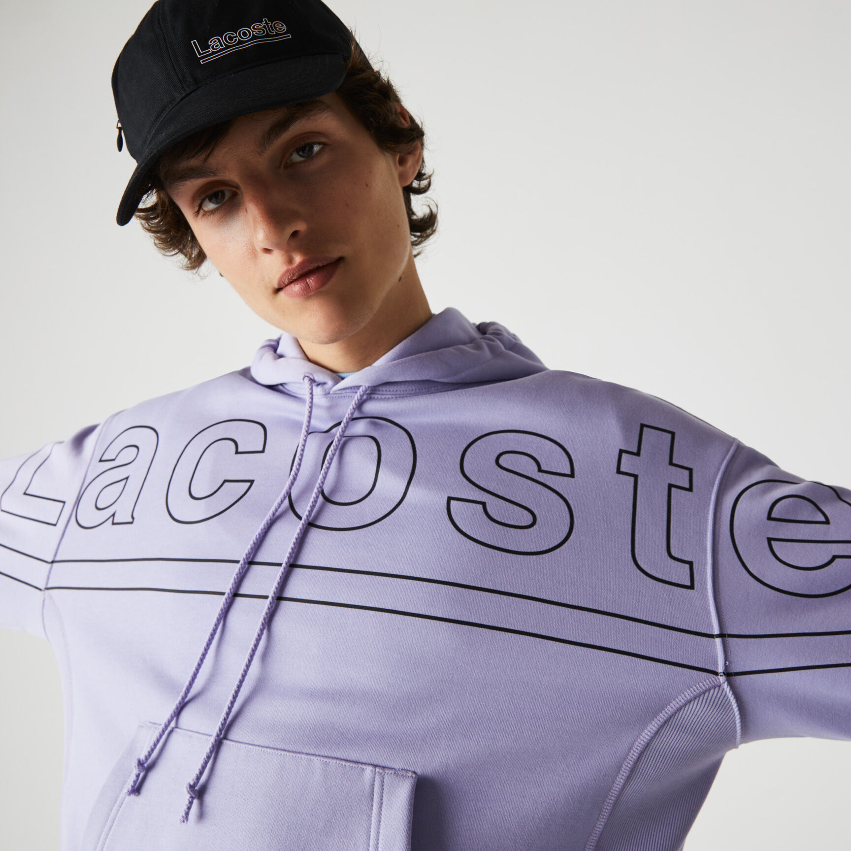 كنزة فضفاضة للرجال من الصوف بغطاء للرأس وطبعة من مجموعة Lacoste L!VE كنزة فضفاضة للرجال من الصوف بغطاء للرأس وطبعة من مجموعة Lacoste L!VE