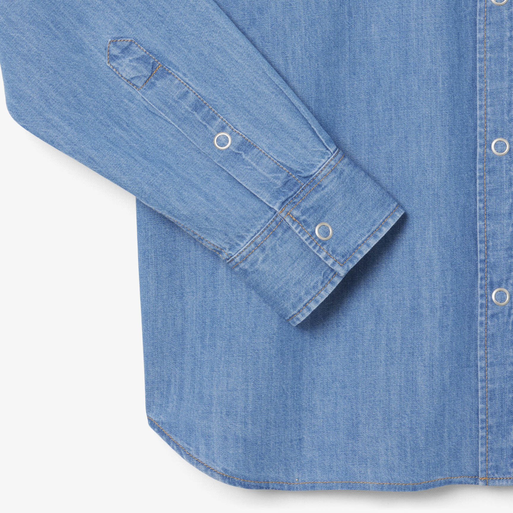 قميص جينز خفيف الوزن بقصّة عادية