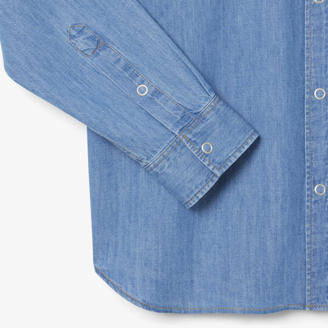 قميص جينز خفيف الوزن بقصّة عادية قميص جينز خفيف الوزن بقصّة عادية