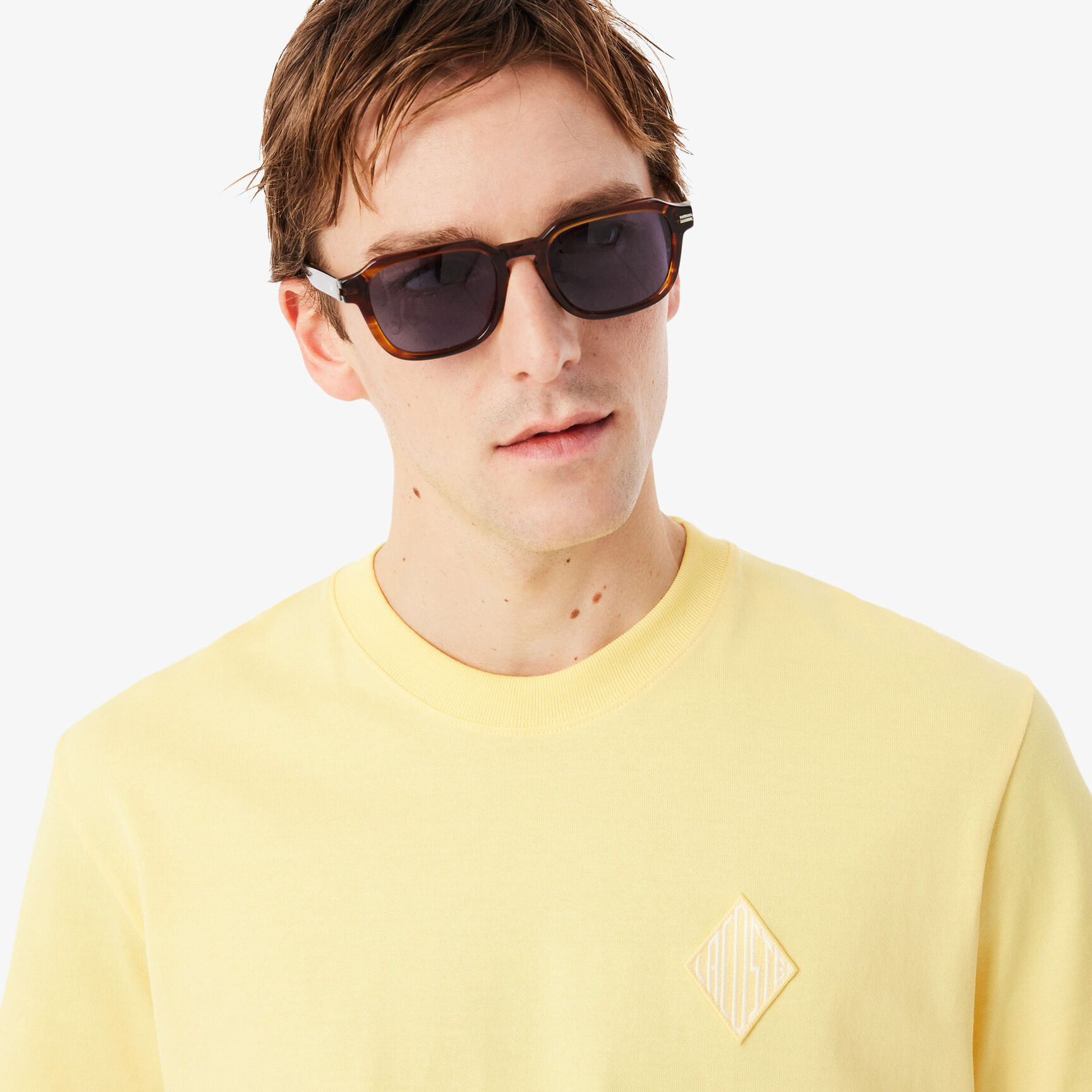 تيشيرت كلاسيكي بقصة مريحة وبشعار الماركة