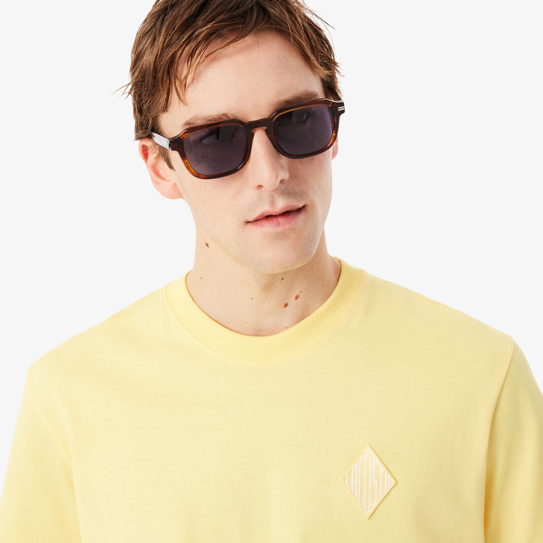 تيشيرت كلاسيكي بقصة مريحة وبشعار الماركة تيشيرت كلاسيكي بقصة مريحة وبشعار الماركة