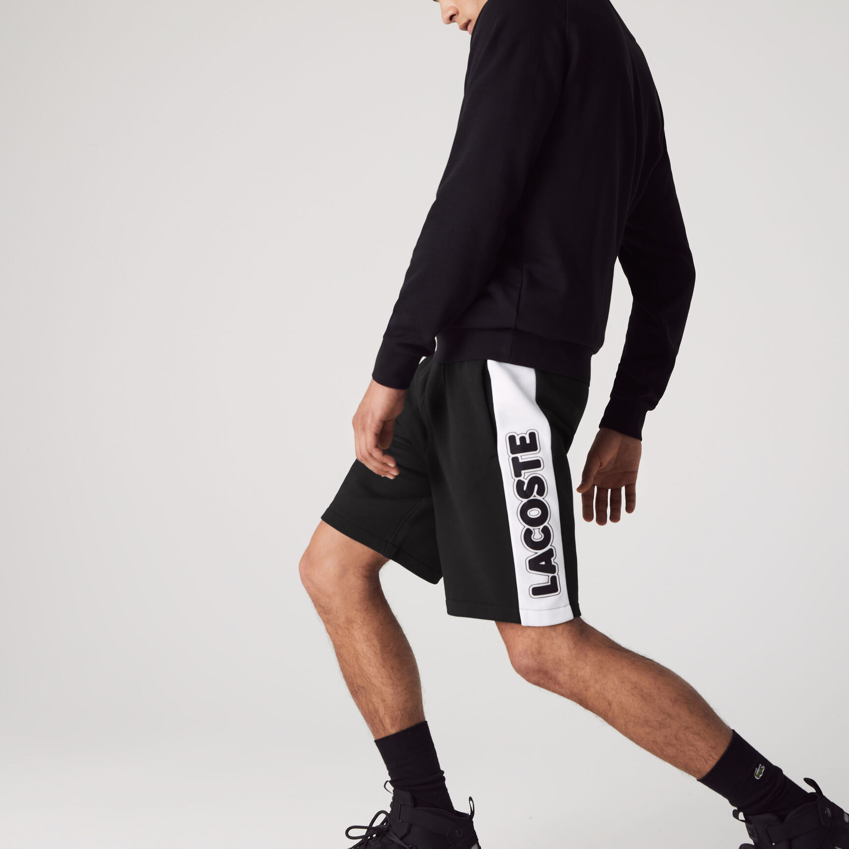 شورت صوف مع شريط بلون مغاير مجموعة Lacoste SPORT للرجال شورت صوف مع شريط بلون مغاير مجموعة Lacoste SPORT للرجال