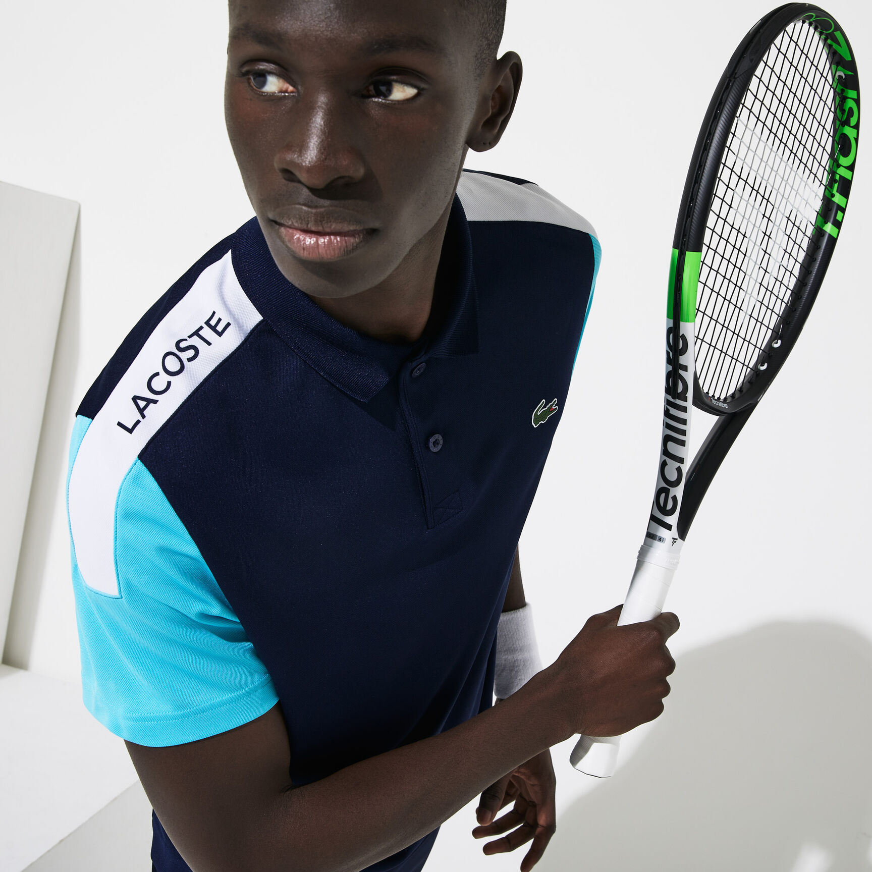 قميص بولو من مجموعةLacoste SPORT محيك من البيكيه ويسمح بمرور الهواء للرجال قميص بولو من مجموعةLacoste SPORT محيك من البيكيه ويسمح بمرور الهواء للرجال