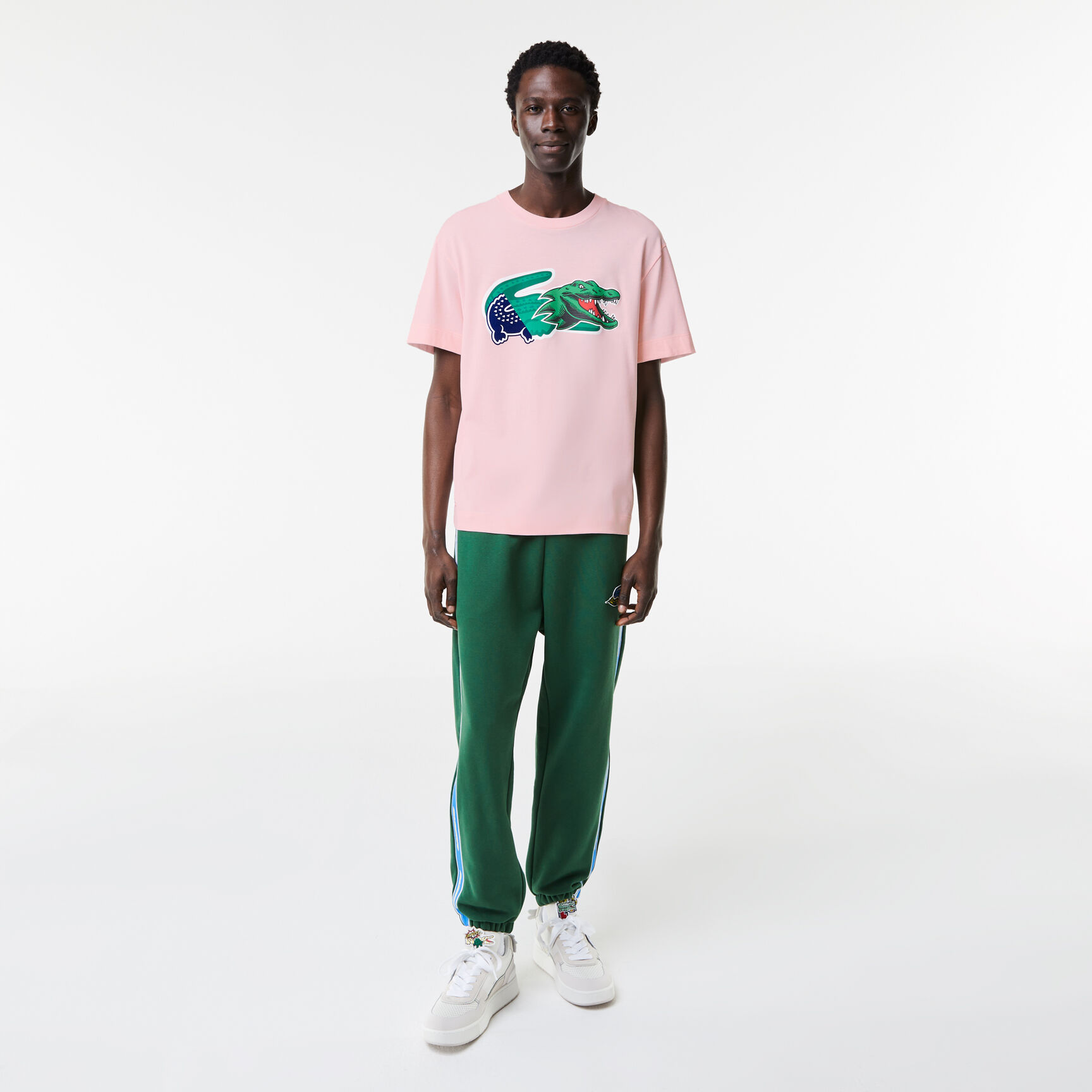 تيشيرت بقصة مريحة وشعار التمساح بحجم كبير من تشكيلة موسم الأعياد للرجال&lrm;