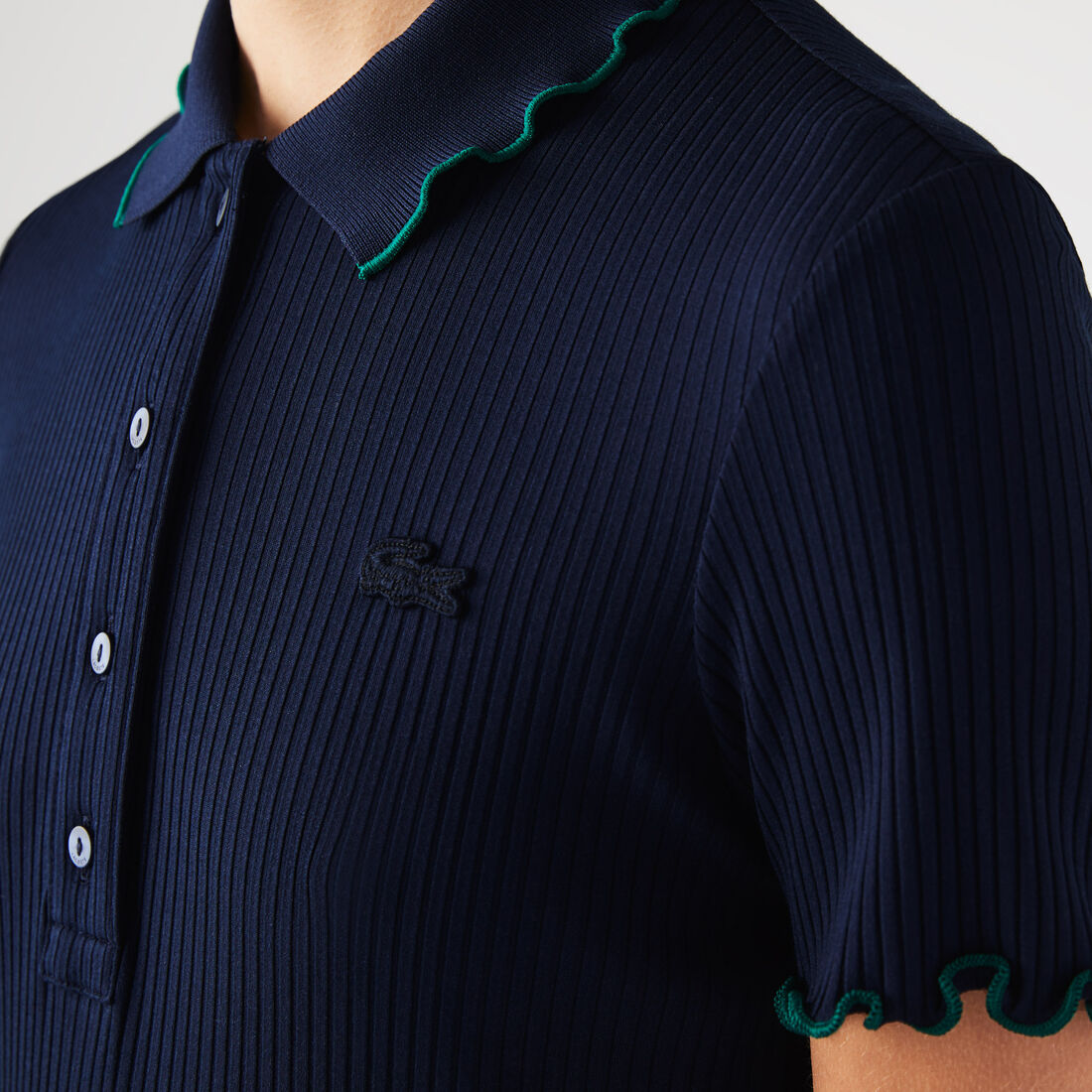 قميص بولو نسائي من Lacoste بقصة ضيقة مزين بتفاصيل مضلعة وملونة قميص بولو نسائي من Lacoste بقصة ضيقة مزين بتفاصيل مضلعة وملونة
