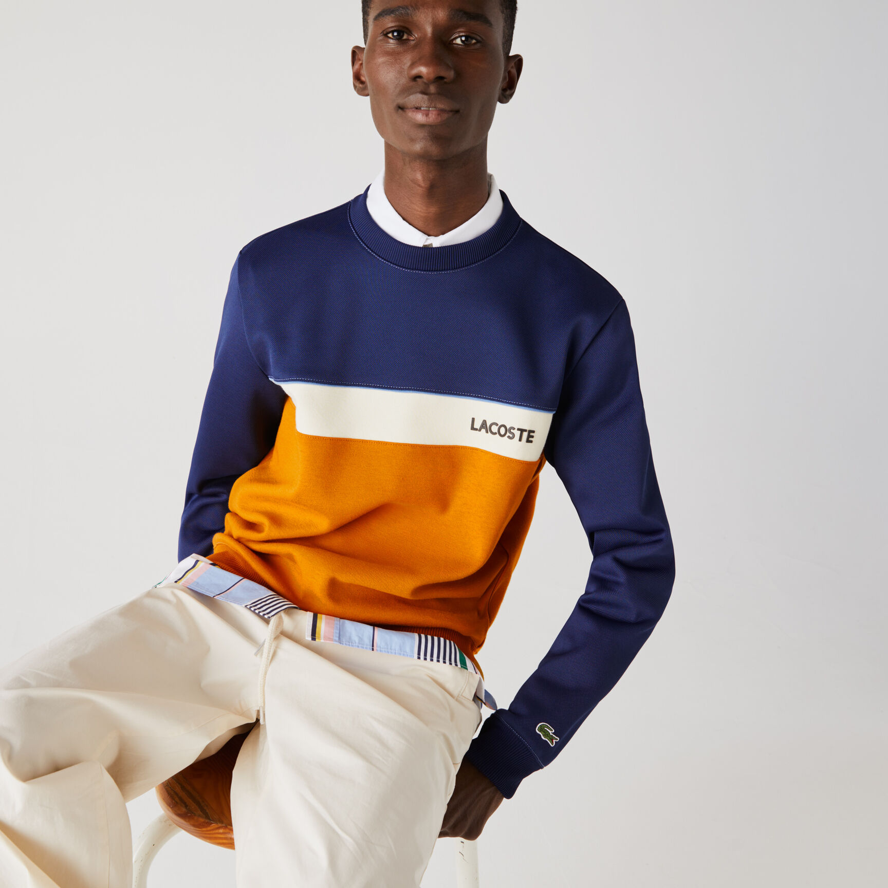 سويت شيرت بيكيه للرجال مع فتحة رقبة مستديرة ونقشات كتابية بكتل اللونية سويت شيرت بيكيه للرجال مع فتحة رقبة مستديرة ونقشات كتابية بكتل اللونية