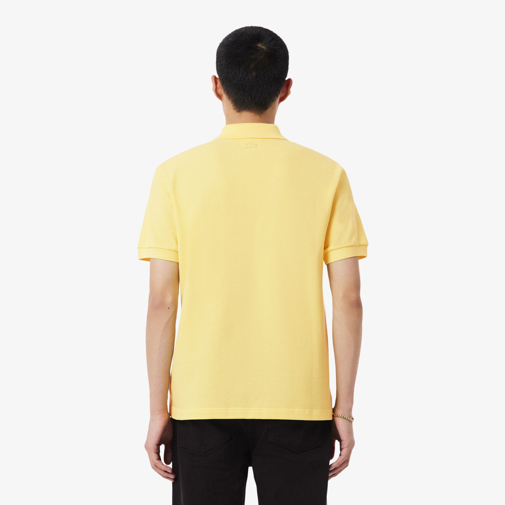 قميص بولو كلاسيكي بقصة كلاسيكية مزين بشعار الماركة قميص بولو كلاسيكي بقصة كلاسيكية مزين بشعار الماركة