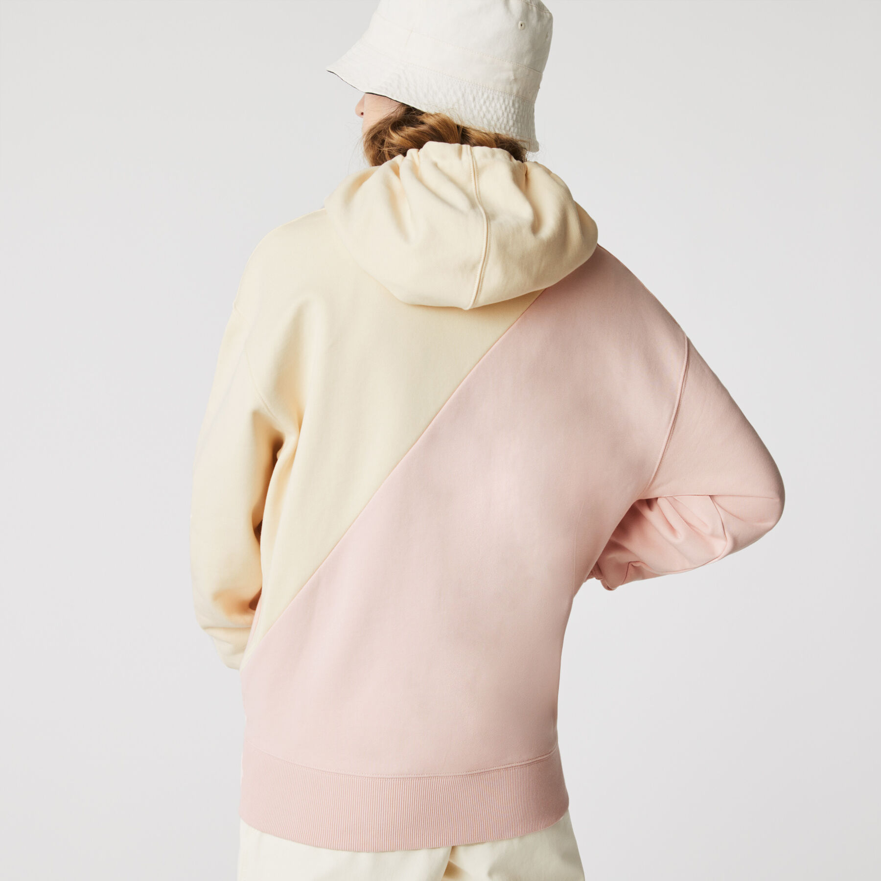 سويت شيرت صوف مزدوج اللون بغطاء رأس وقصة فضفاضة للجنسين مجموعة Lacoste LIVE لاكوست سويت شيرت صوف مزدوج اللون بغطاء رأس وقصة فضفاضة للجنسين مجموعة lacoste live