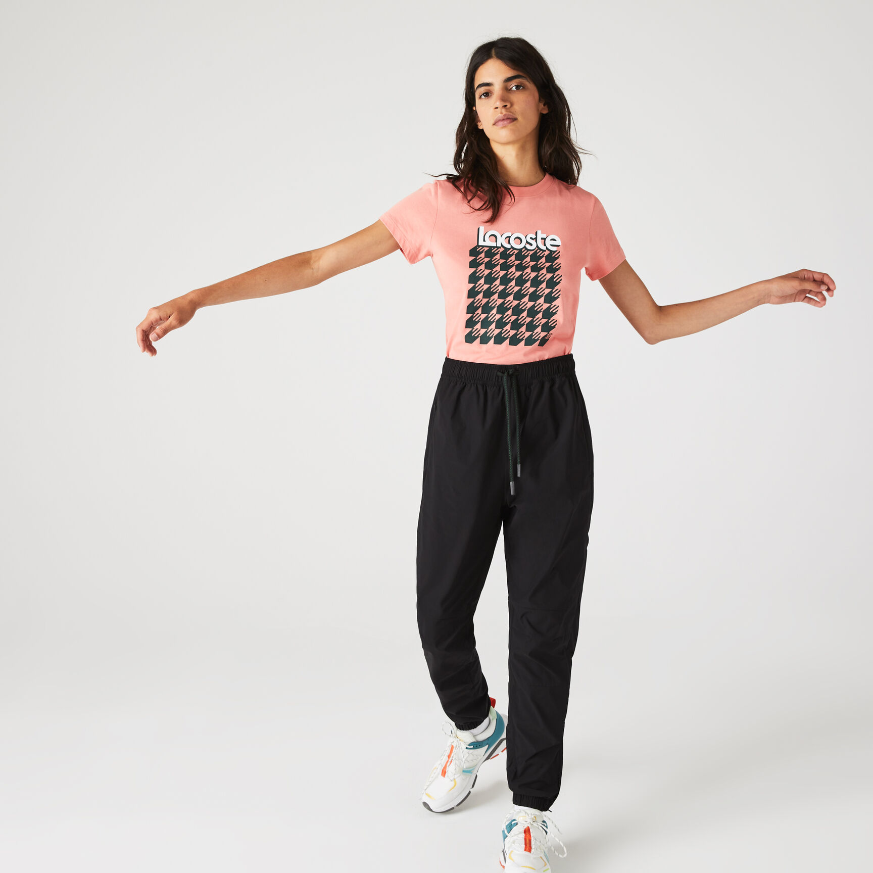 تيشيرت نسائي من مجموعة Lacoste SPORT يسمح بمرور الهواء ومزين بنقشة مربعات