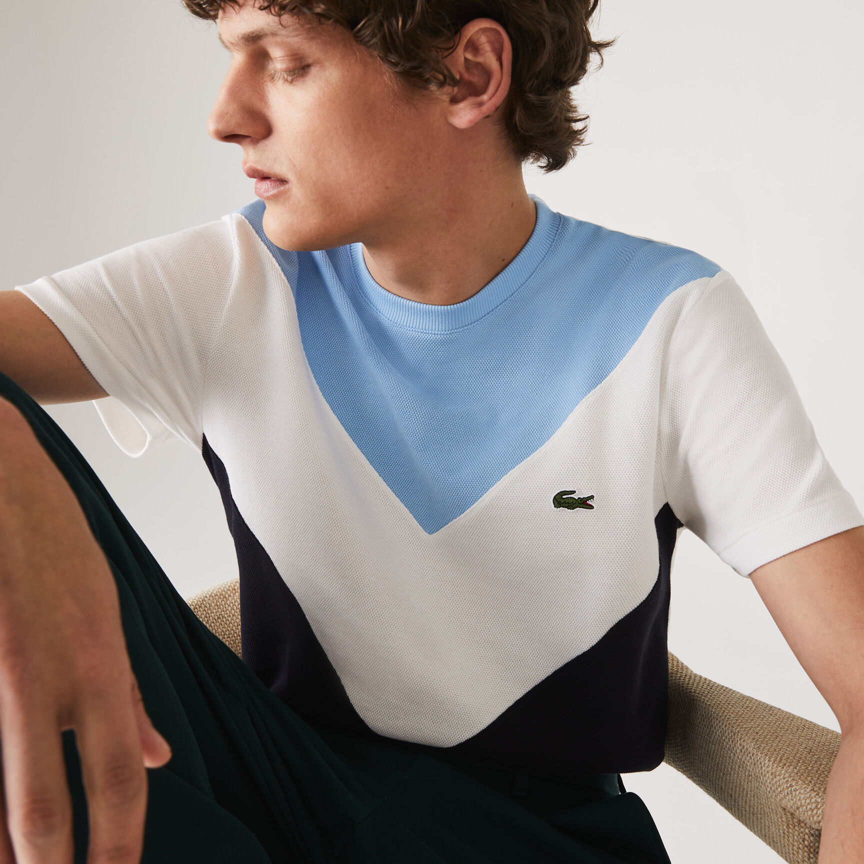 تي شيرت من مزيج قطن البيكيه بكتل لونية مع فتحة رقبة مستديرة للرجال تي شيرت من مزيج قطن البيكيه بكتل لونية مع فتحة رقبة مستديرة للرجال