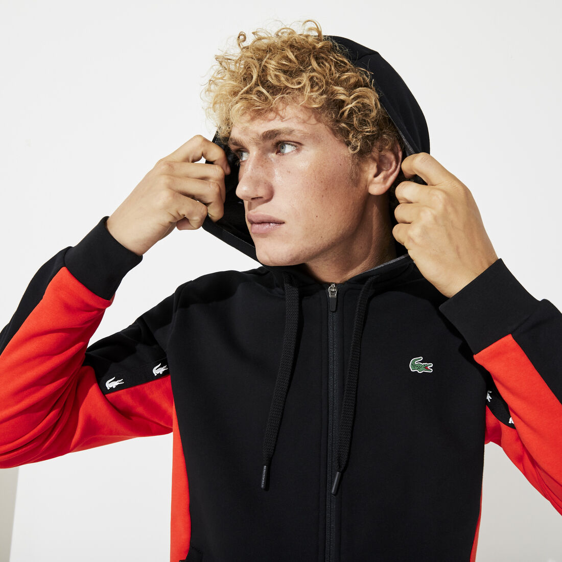 قميص ثقيل للرجال مصنوع من الصوف بلونين ومزود بغطاء رأس من مجموعة Lacoste SPORT قميص ثقيل للرجال مصنوع من الصوف بلونين ومزود بغطاء رأس من مجموعة Lacoste SPORT