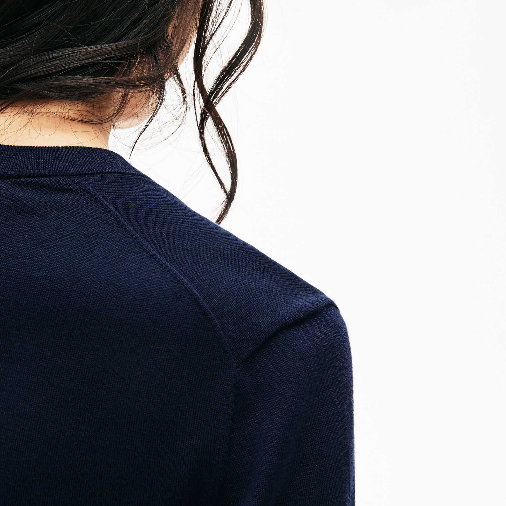 قميص ثقيل للسيدات من القطن الخالص بفتحة رقبة على شكل حرف V قميص ثقيل للسيدات من القطن الخالص بفتحة رقبة على شكل حرف V