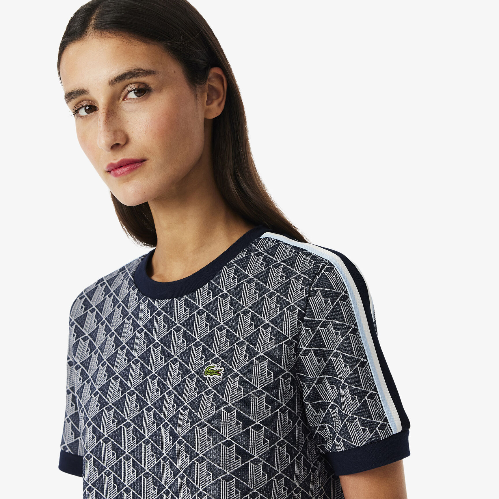 تي شيرت جاكار أحادي اللون بقصّة ضيقة تي شيرت جاكار أحادي اللون بقصّة ضيقة