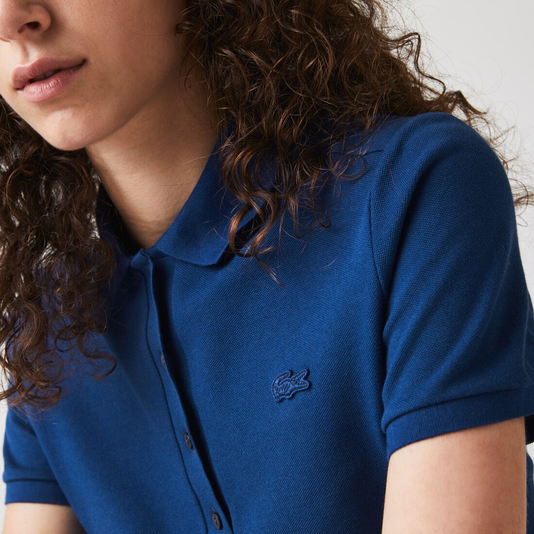 تيشيرت بولو L.12.D بقصة ضيقة من قماش بيتي بيكيه المطاطي تيشيرت بولو L.12.D بقصة ضيقة من قماش بيتي بيكيه المطاطي