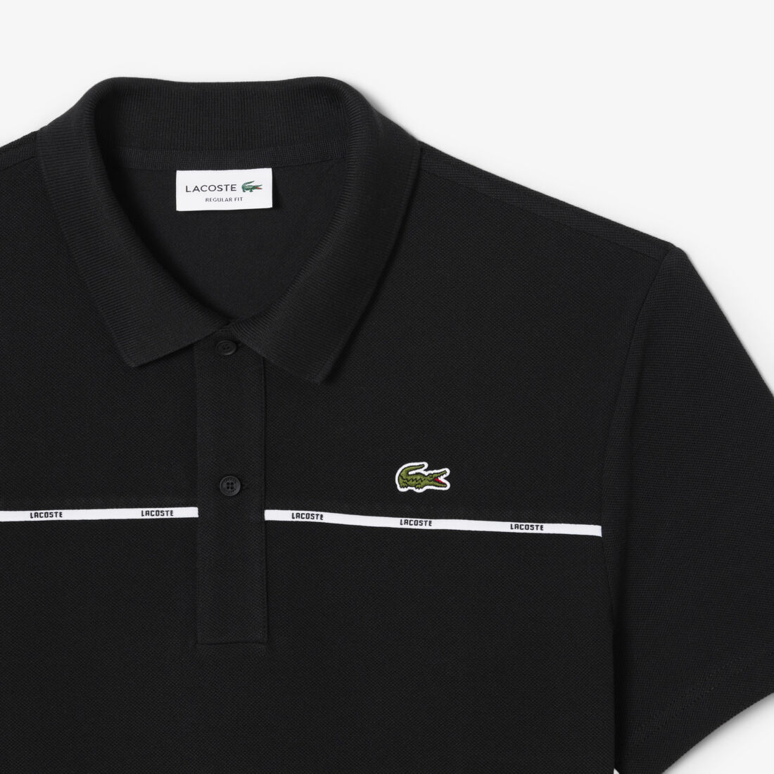 تيشيرت بولو L.12.12 بقصة عادية وتفاصيل شعارية تيشيرت بولو L.12.12 بقصة عادية وتفاصيل شعارية