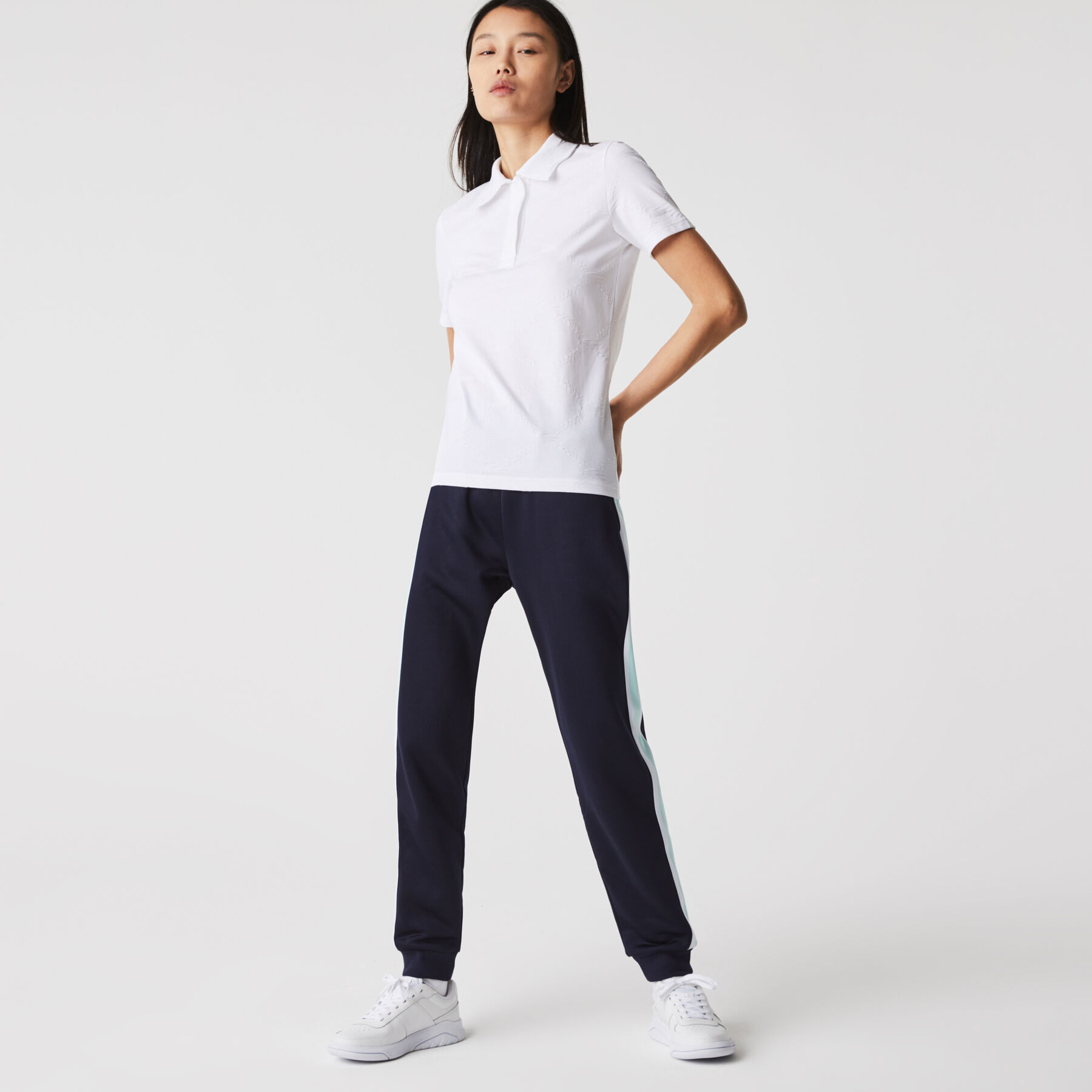 قميص بولو بأنماط مونوغرام وقصة ضيقة مجموعة Lacoste LIVE للنساء قميص بولو بأنماط مونوغرام وقصة ضيقة مجموعة Lacoste LIVE للنساء