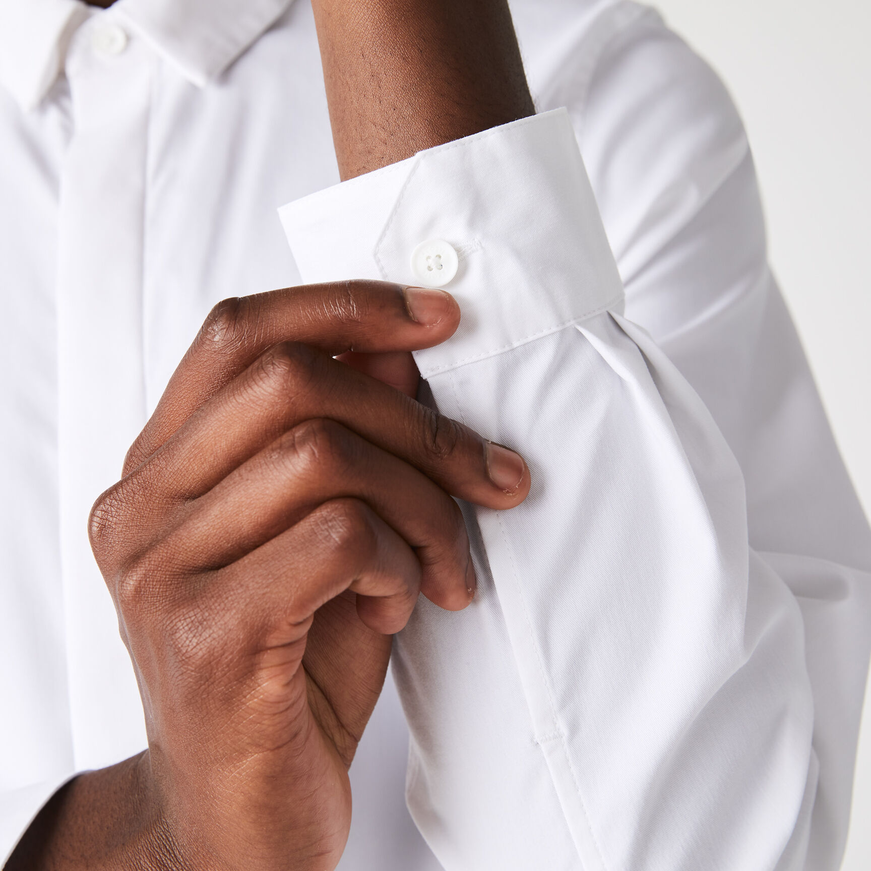 قميص قطن بوبلين مطاطي بصف أزرار خفي وقصة ضيقة للرجال قميص قطن بوبلين مطاطي بصف أزرار خفي وقصة ضيقة للرجال